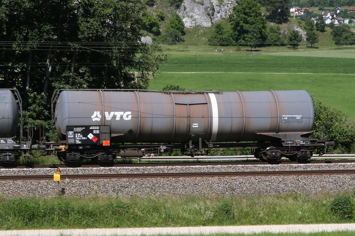 7844 789 (Zans) von  VTG  am 24. Juni 2020 bei Dollnstein im Altm�hltal.