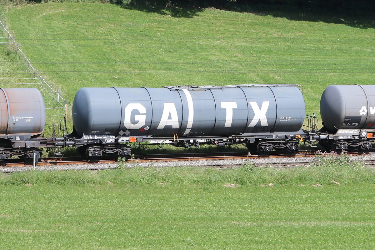 7845 877 (Zacns) von  GATX  am 13. August 2025 bei Axdorf.