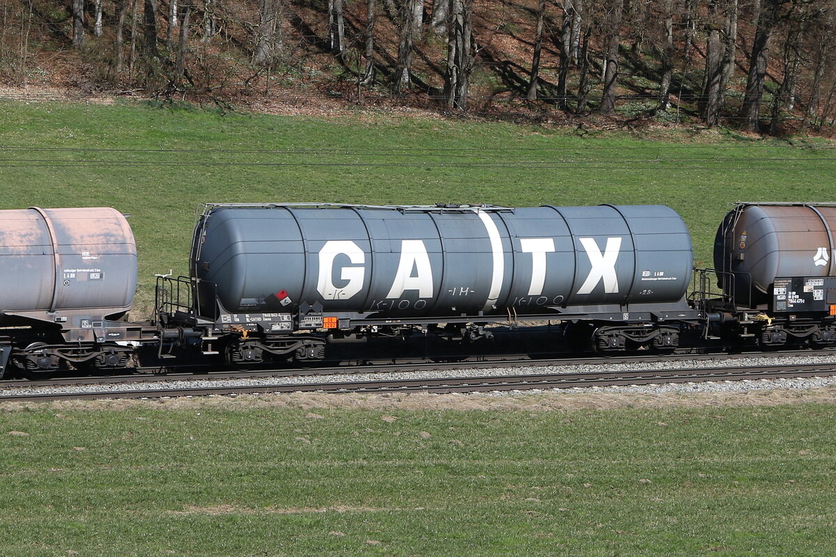7846 842 (Zacns) von  GATX  am 19. M�rz 2025 bei Axdorf.