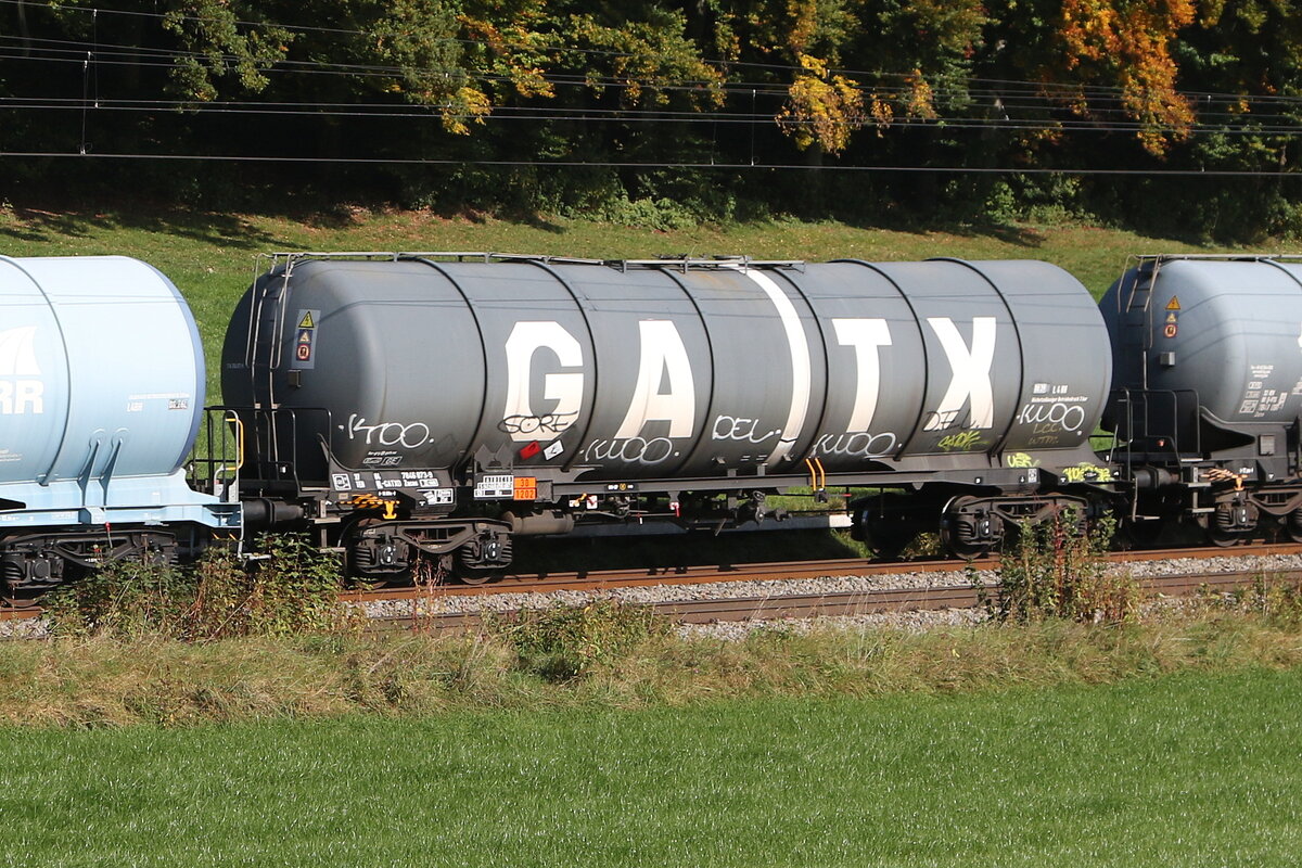 7846 873 (Zacns) von  GATX  am 15. Oktober 2025 bei Axdorf.