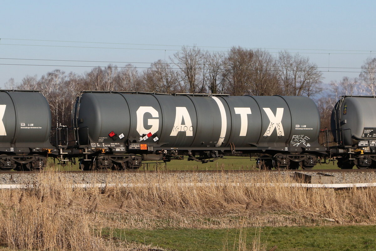 7846 883 (Zacns) von  GATX  am 18. M�rz 2025 bei Bernau.