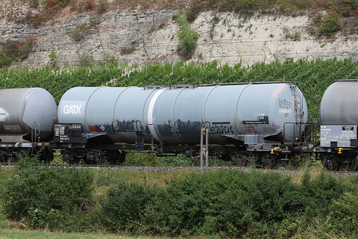 7848 427  (Zans) von  GATX  am 5. August 2022 bei Th�ngersheim.