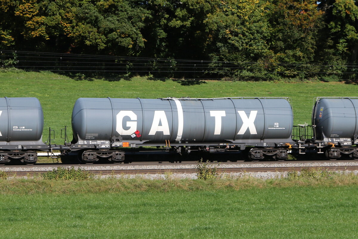 7848 869 (Zacns) von  GATX  am 9. Oktober 2024 bei Axdorf.