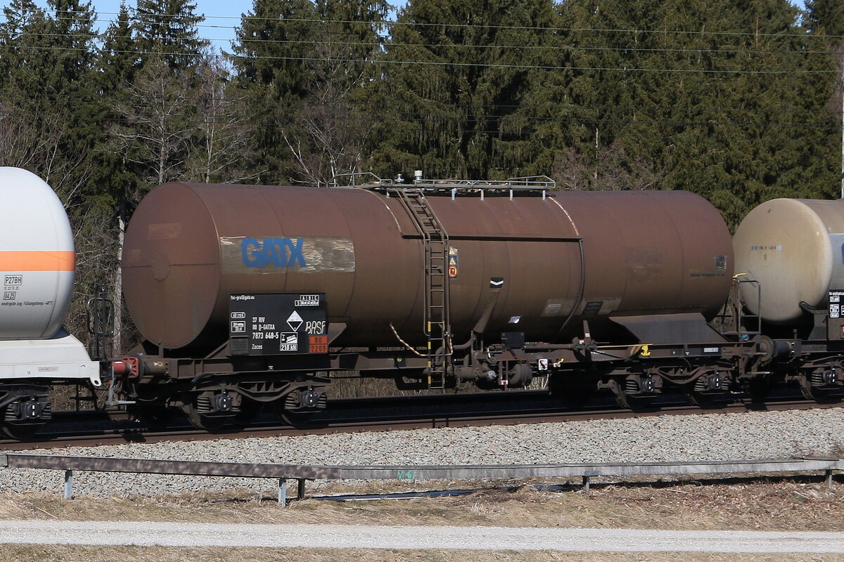 7873 648 (zaces) von  GATX  am 9. M�rz 2022 bei Grabenst�tt.