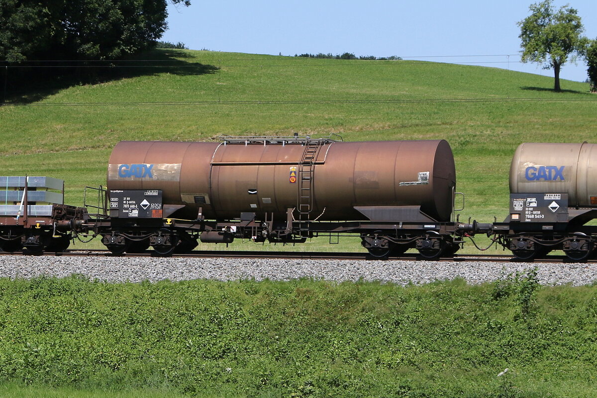7873 648 (Zaces) von  GATX  am 25. Juni 2025 bei Axdorf.