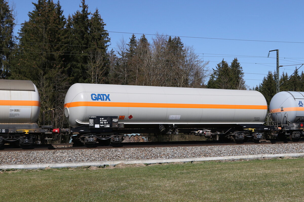 7918 722 (Zagkks) von  GATX  am 4. April 2025 bei Fuchsreut.