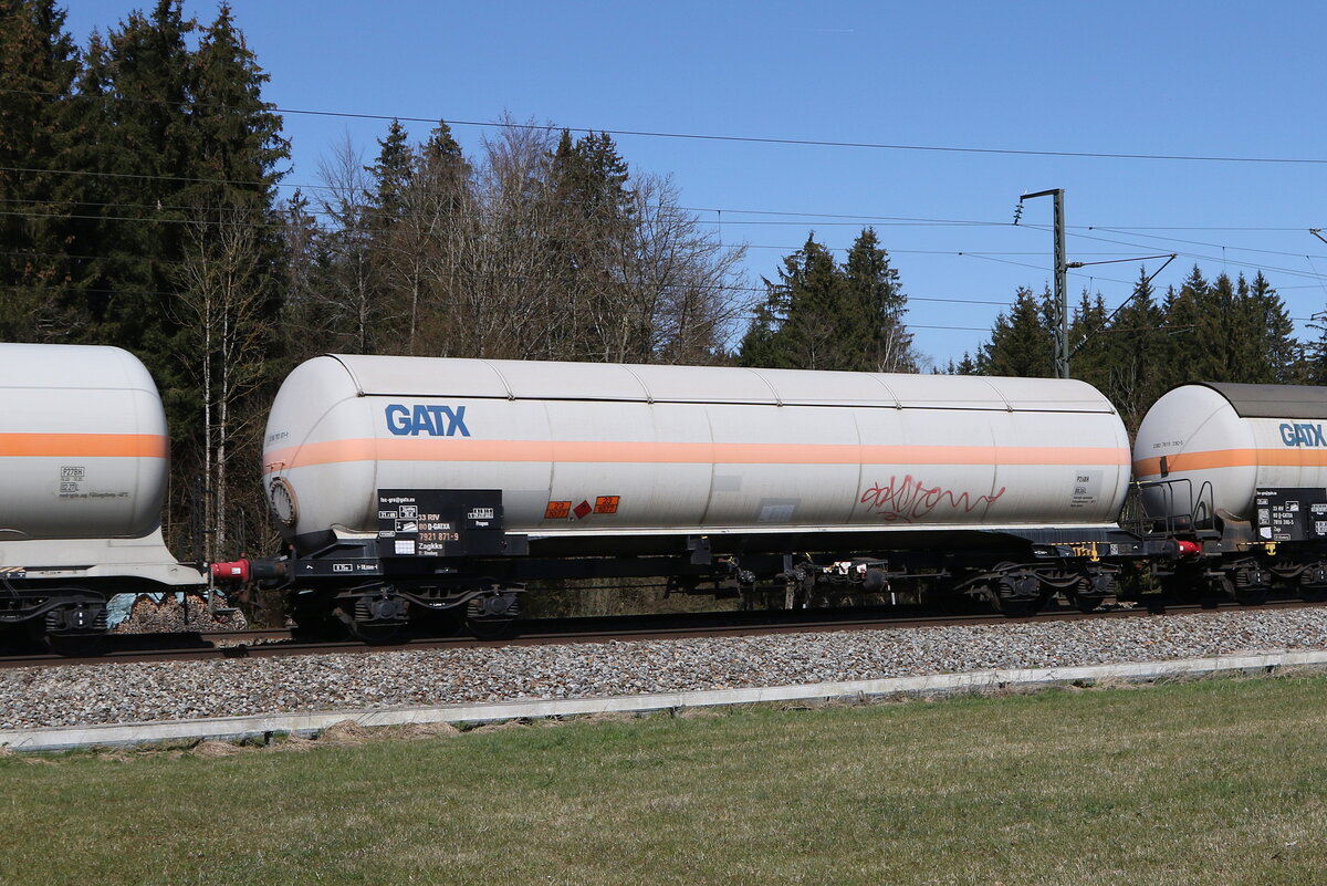 7921 871 (Zagkks) von  GATX  am 4. April 2025 bei Fuchsreut.
