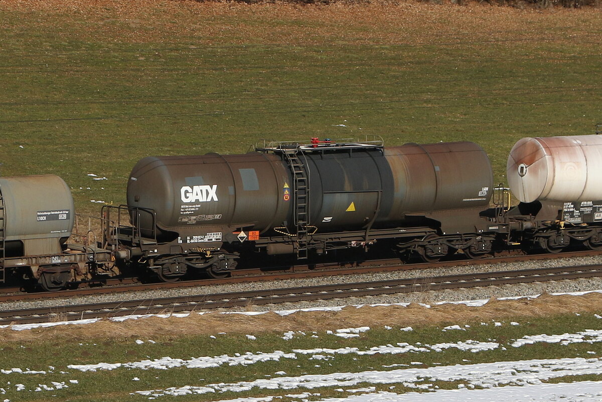 7924 027 (Zacns) von  GATX  am 3. Februar 2026 bei Axdorf.