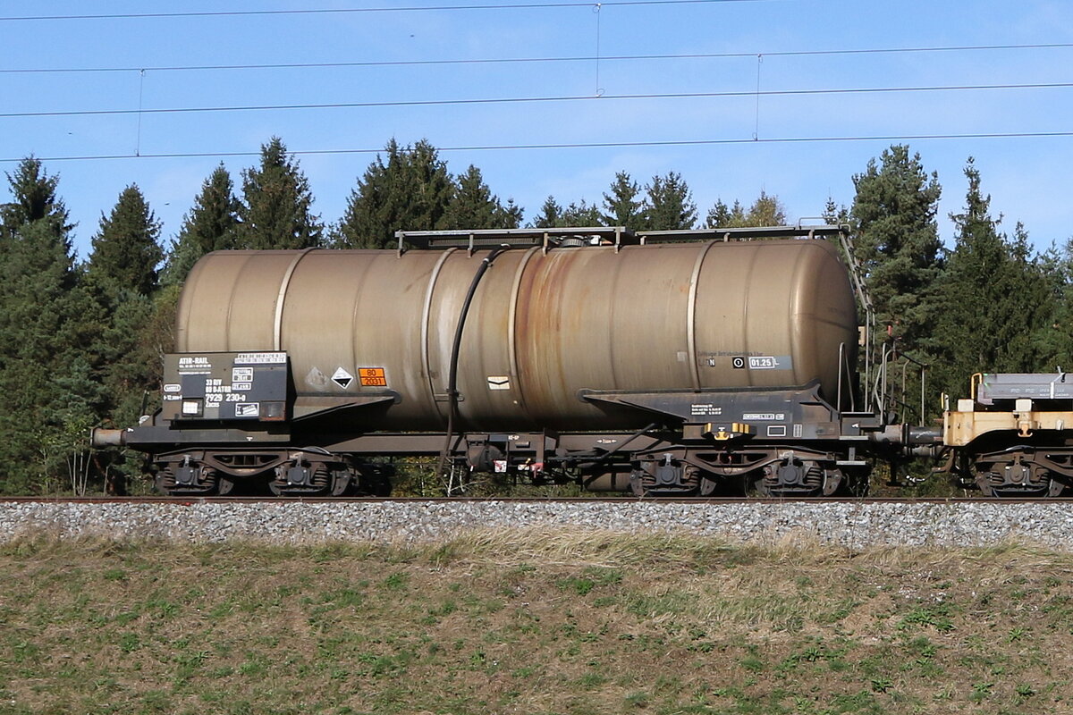 7929 230 (Zacns) von  ATIR-Rail) am 28. Oktober 2023 bei R�ckstetten.