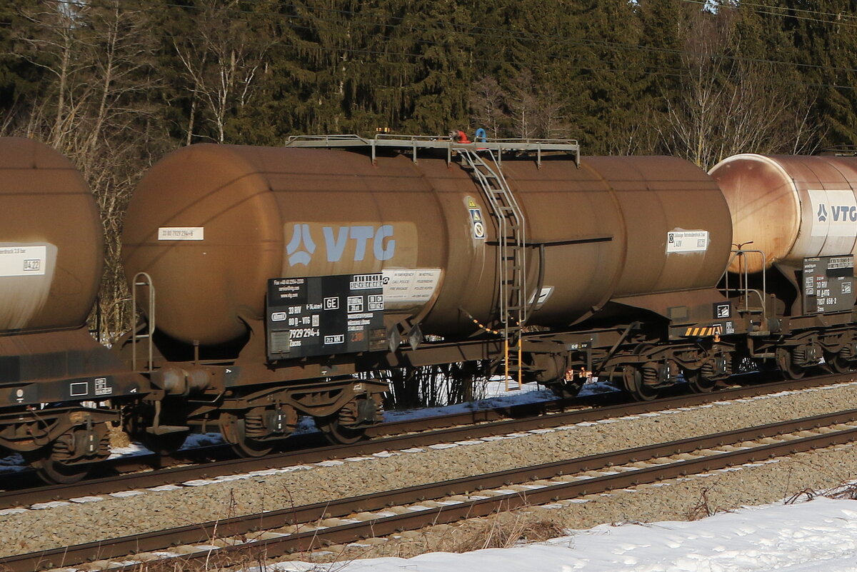 7929 294 (Zacns) von  VTG  am 27. Januar 2022 bei Grabenst�tt.