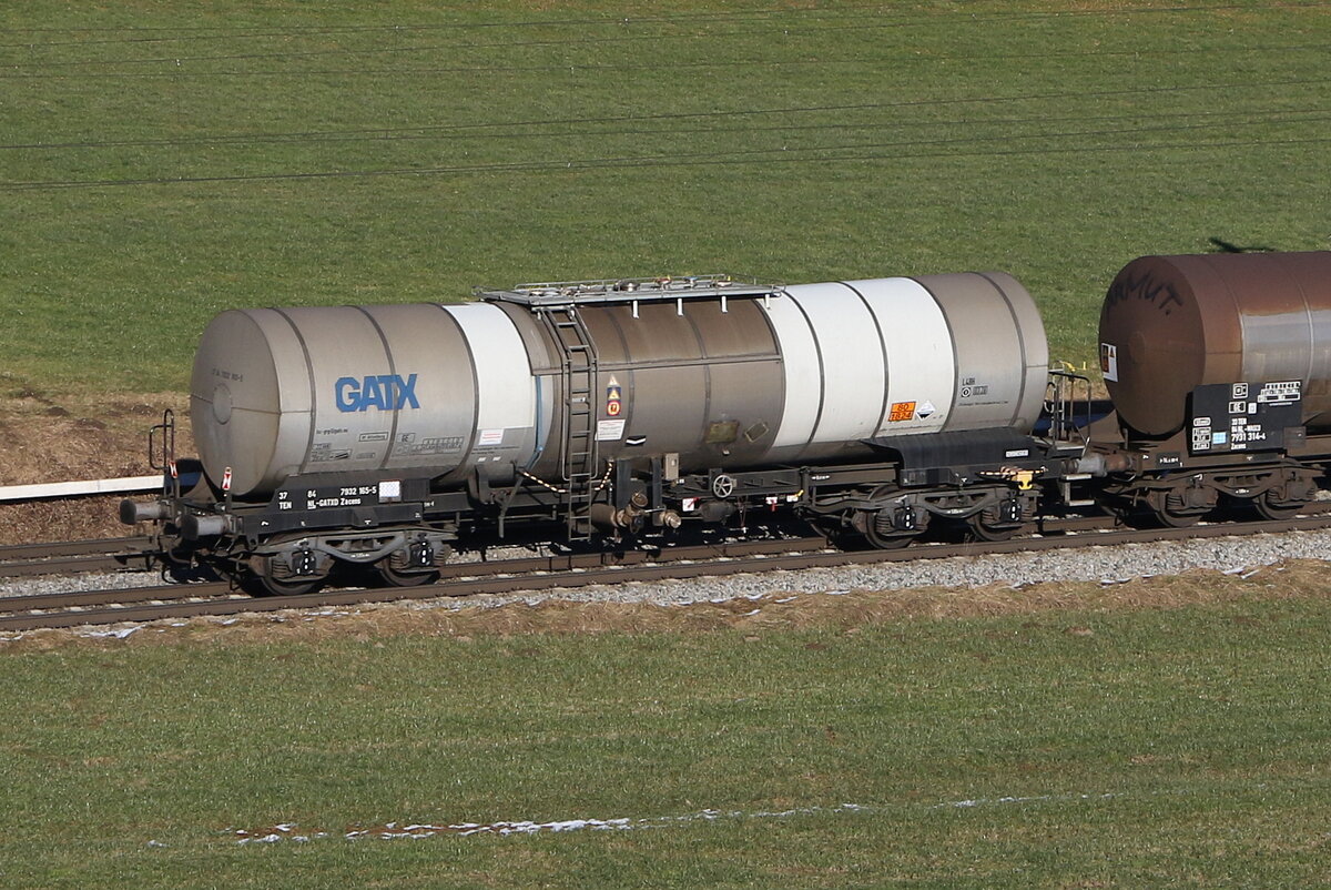 7932 165 (Zacens) von  GATX  am 31. Dezember 2024 bei Axdorf.