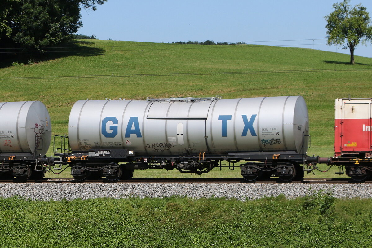 7932 295 (Zacens) von  GATX  an 25. Juni 2025 bei Axdorf.