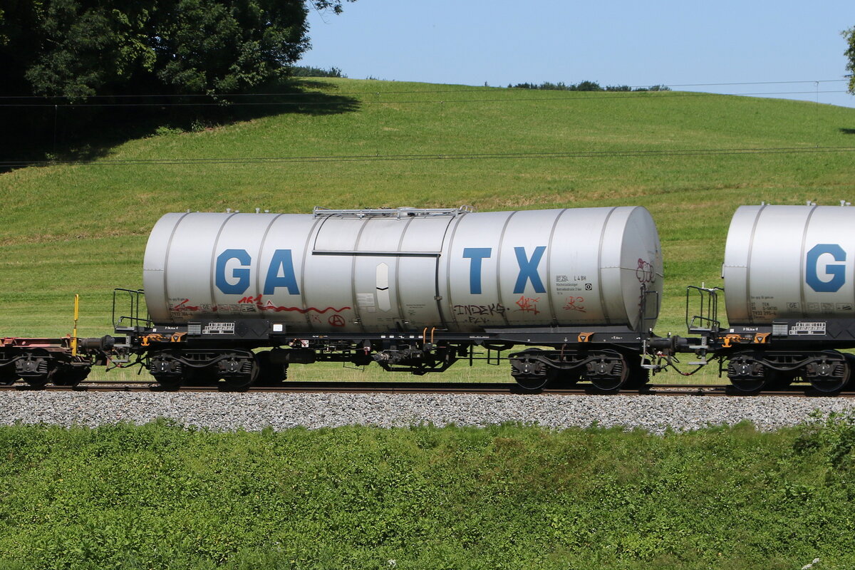7932 304 (Zacens) von  GATX  am 25. Juni 2025 bei Axdorf.