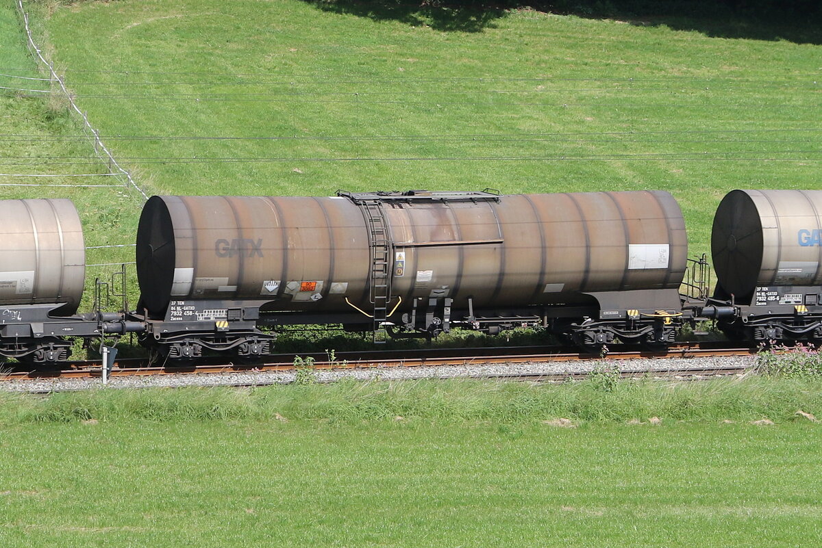 7932 458 (Zacens) von  GATX  am 13. August 2025 bei Axdorf.