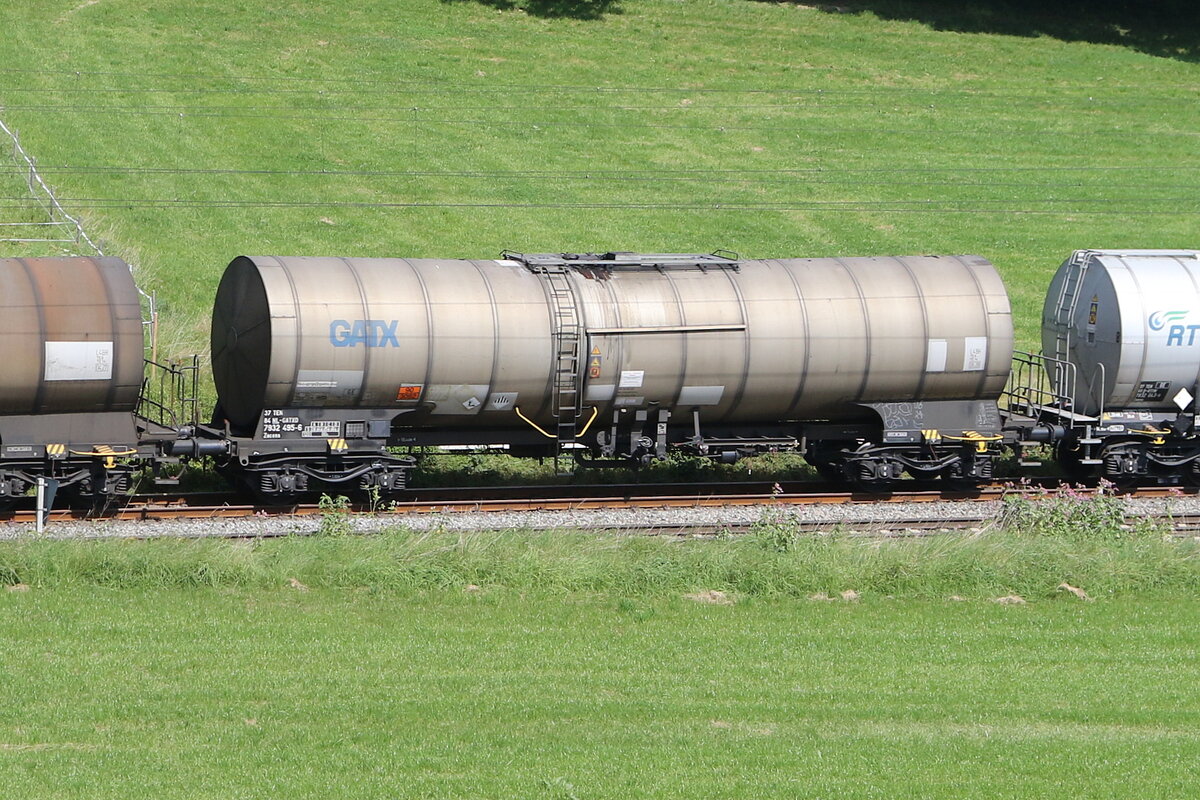 7932 495 (Zacens) von  GATX  am 13. August 2025 bei Axdorf.