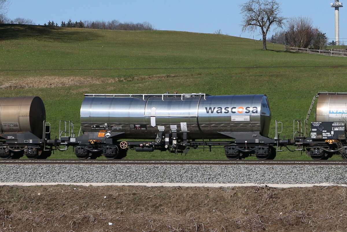 7932 701 (Zacens) von  WASCOSA  am 19. M�rz 2025 bei Axdorf.