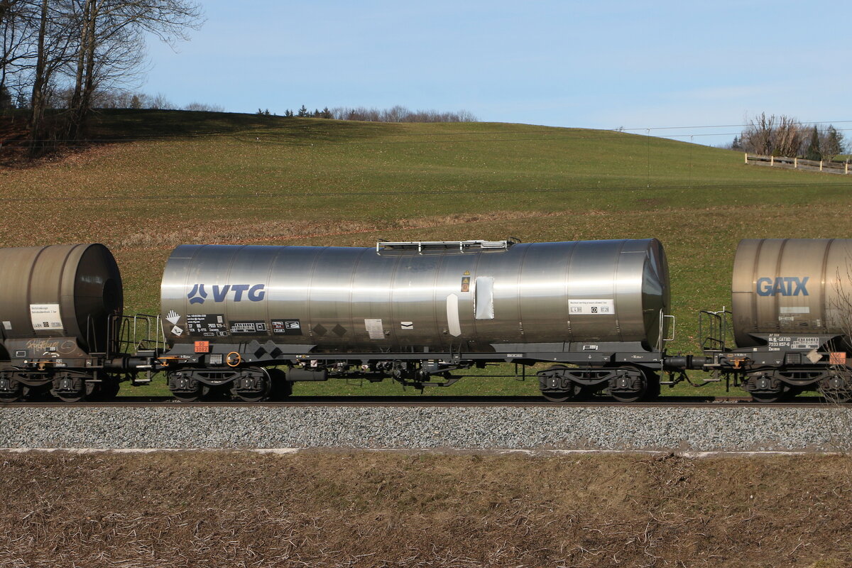 7933 129 (Zacens) von  VTG  am 26. Februar 2026 bei Axdorf.