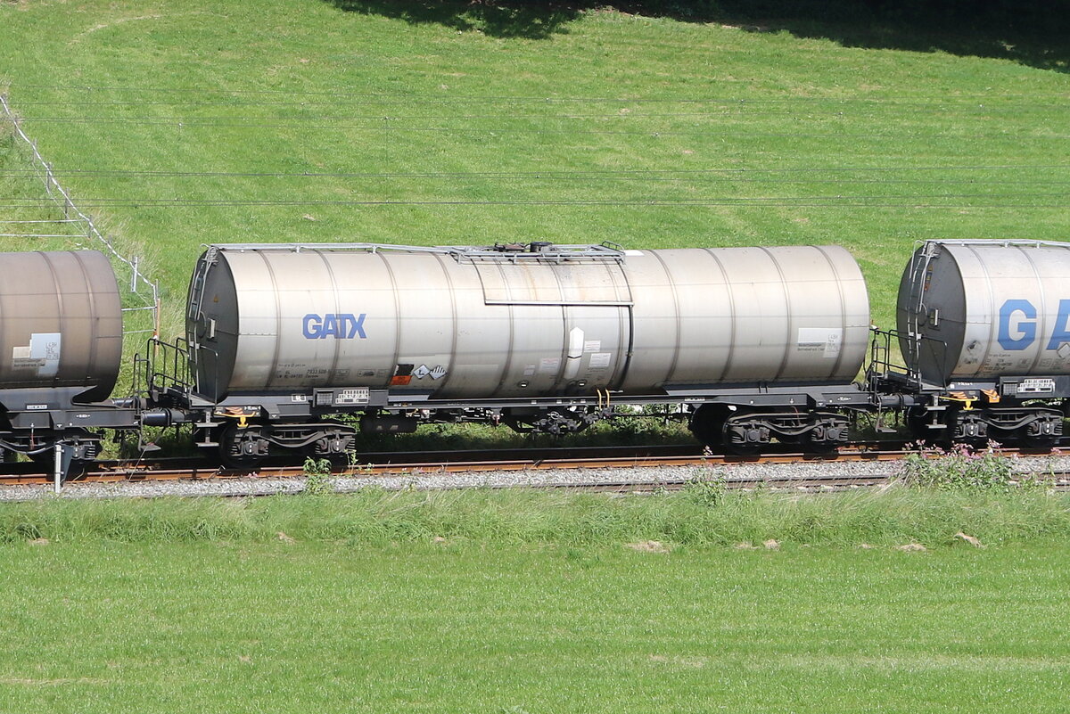 7933 508 (Zacens) von  GATX  am 13. August 2025 bei Axdorf.