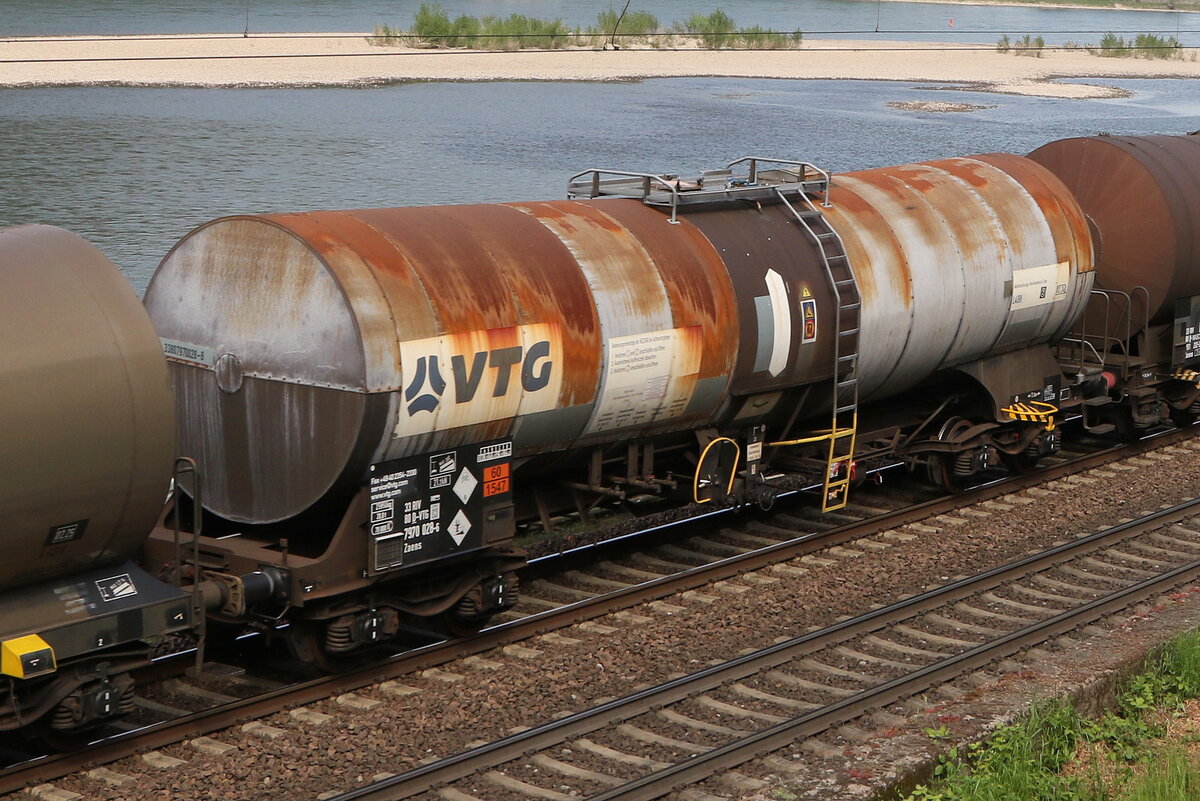 7970 028 (Zaens) von  VTG  am 3. Mai 2022 bei Assmannshausen. 
