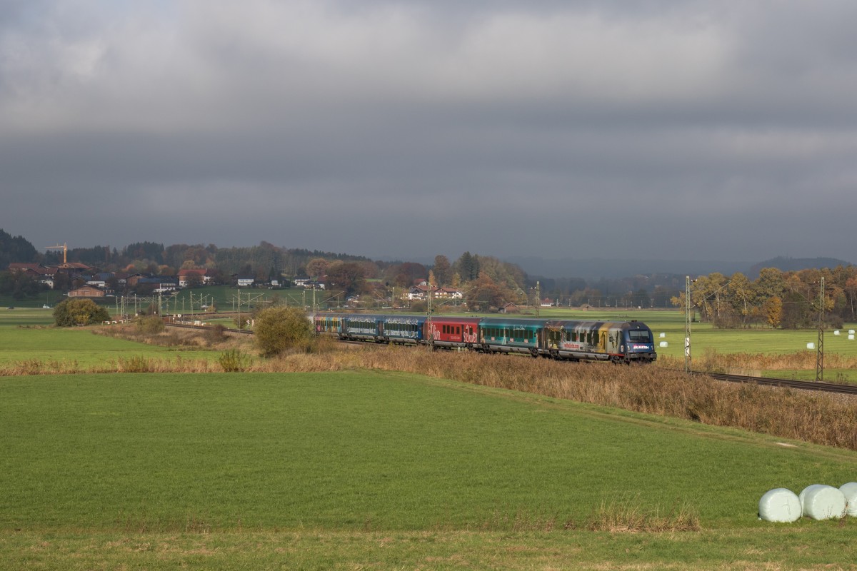 80 90 748 mit dem  Red Bull Fashion Rail Jet  war am 31. Oktober 2015 bei Bernau am Chiemsee in Richtung Salzburg unterwegs.