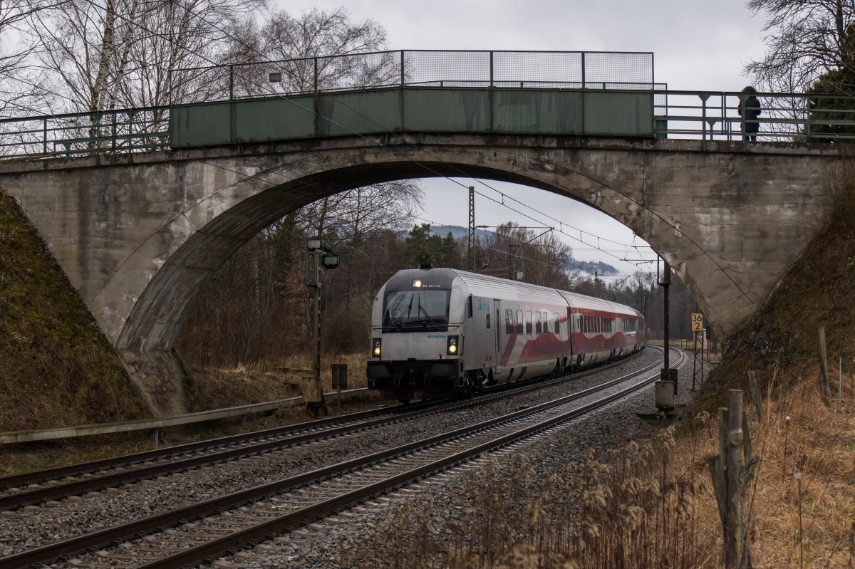 80 90 749 mit dem  Flaggen-Railjet  am 13. Februar 2016 bei bersee am Chiemsee.