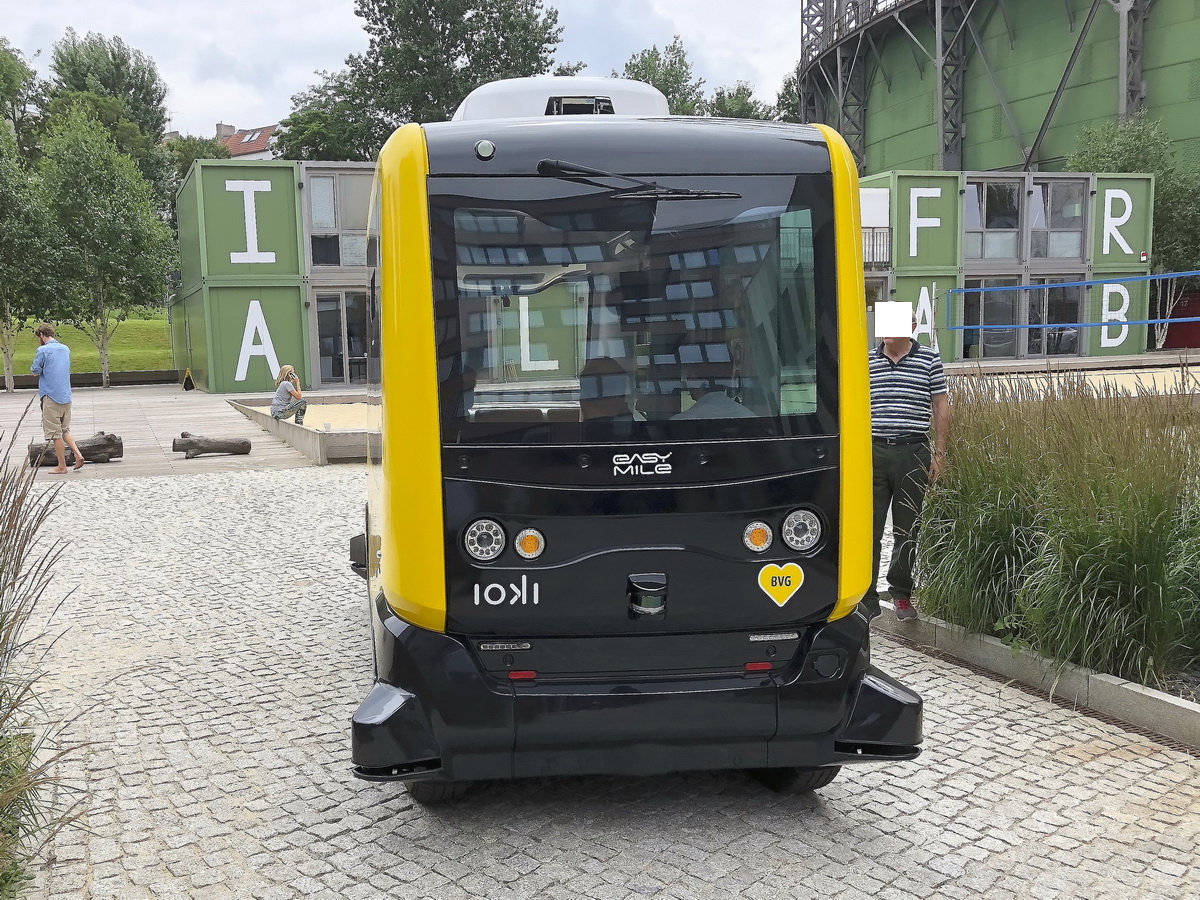 Abbiegevorgang beim Testbetrieb zum autonomen Fahren Kleinbusse des Herstellers EasyMile. Hier gesehen am 20. Juni 2018 auf dem EUREF-Campus in Berlin Schöneberg.