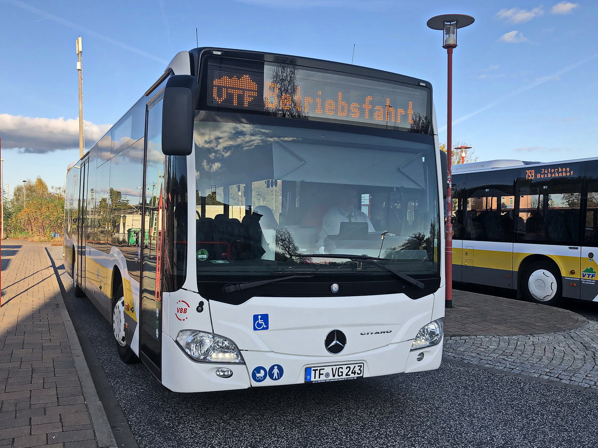 Abfahrt TF VG 243 der Verkehrsbetriebe Teltow-Fläming von der Haltestelle Bahnhof Jüterbog am 30. Oktober 2019.