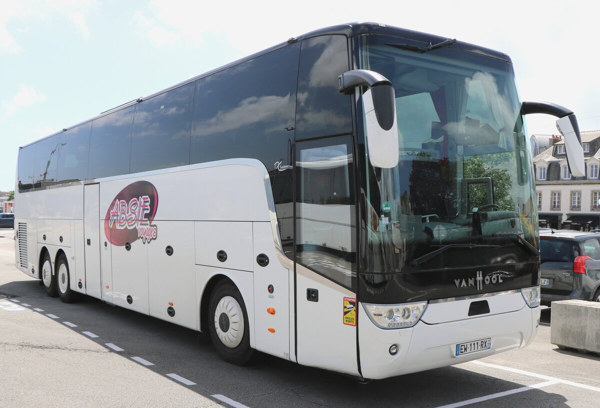 Absie Voyages, Absie - EW 111 RX - Van Hool am 4. Juni 2026 in Concarneau (Aufnahme: Martin Beyer)
