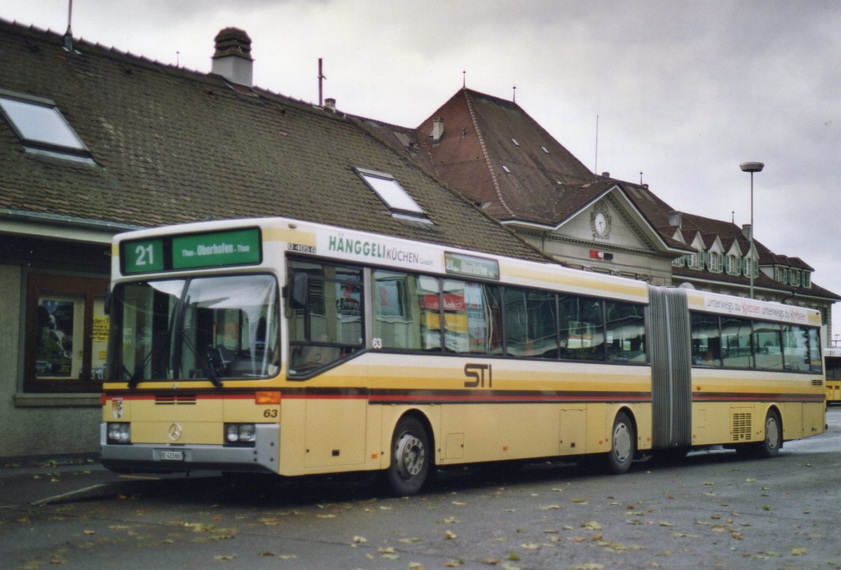 (AE 11) - Aus dem Archiv: STI Thun - Nr. 63/BE 443'663 - Mercedes am 3. November 2003 beim Bahnhof Thun