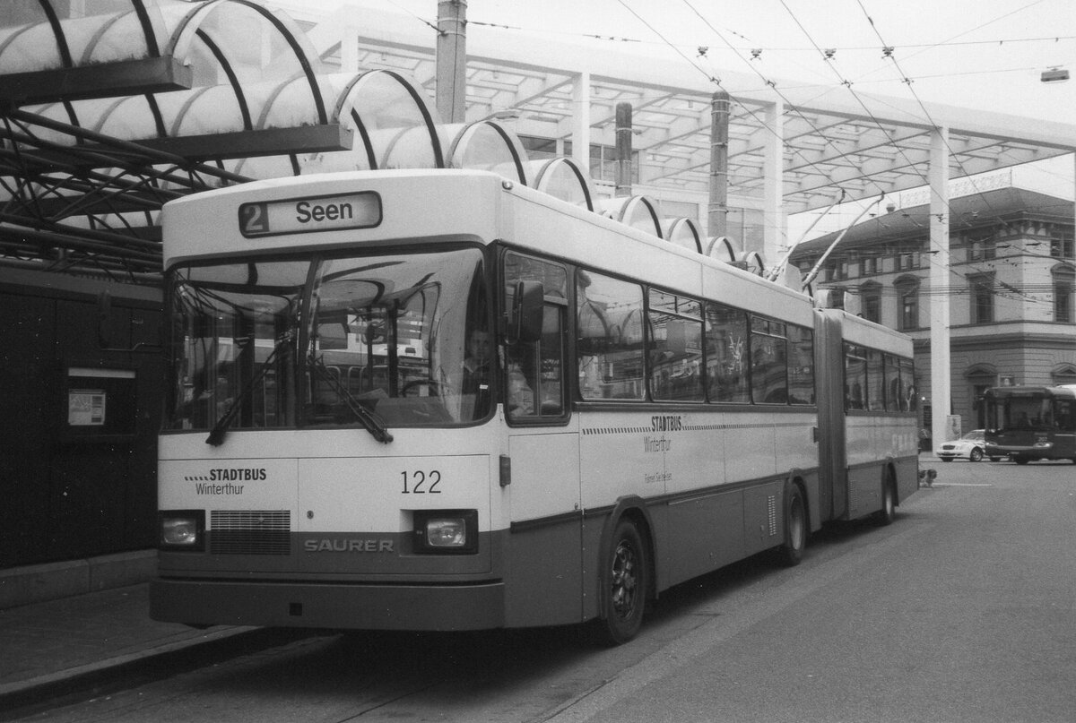(AG 14) - Aus dem Archiv: SW Winterthur - Nr. 122 - Saurer/FHS Gelenktrolleybus am 18. Oktober 2005 beim Hauptbahnhof Winterthur