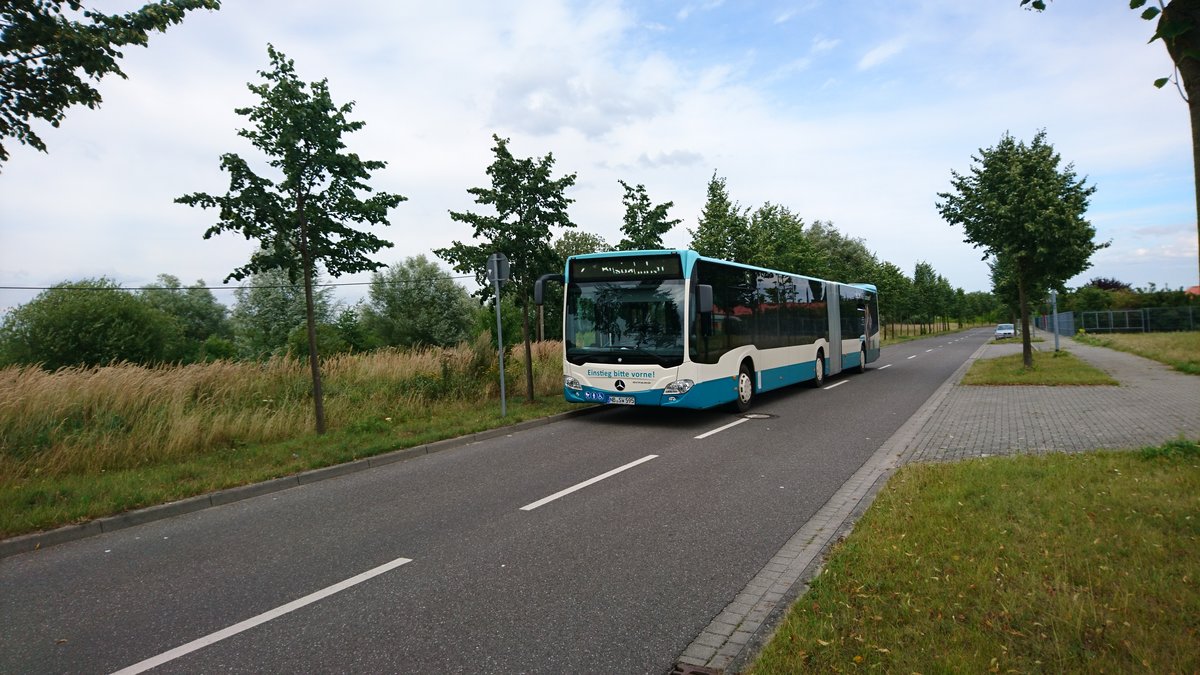 ....am Endhaltepunkt der Linie 2 der neuste Citaro der Stadtwerke NB SW 595 und ab jetzt mit der weien Matrix-Anzeige  