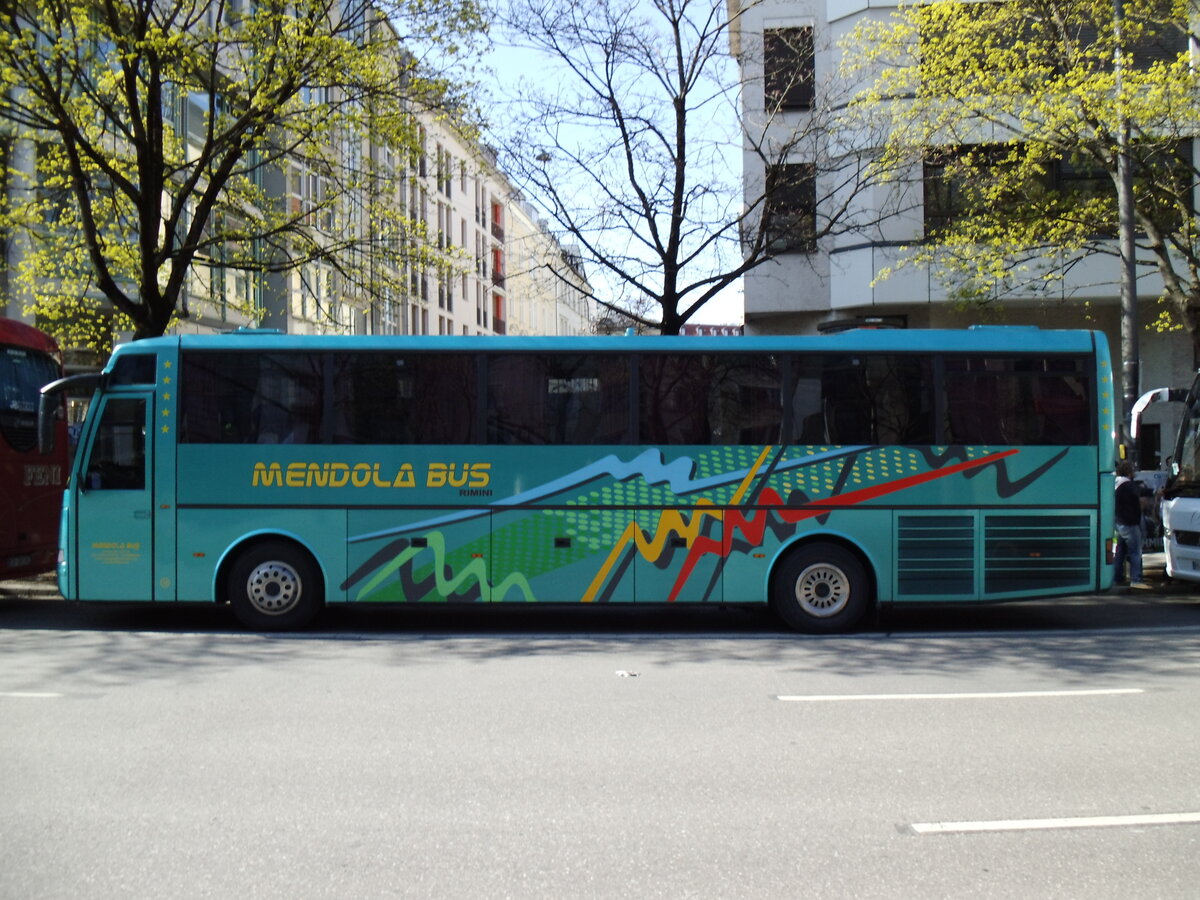 Aus Italien: Mendola Bus, Rimini - Volvo am 27. Mrz 2014 in Mnchen (Aufnahme: Martin Beyer)