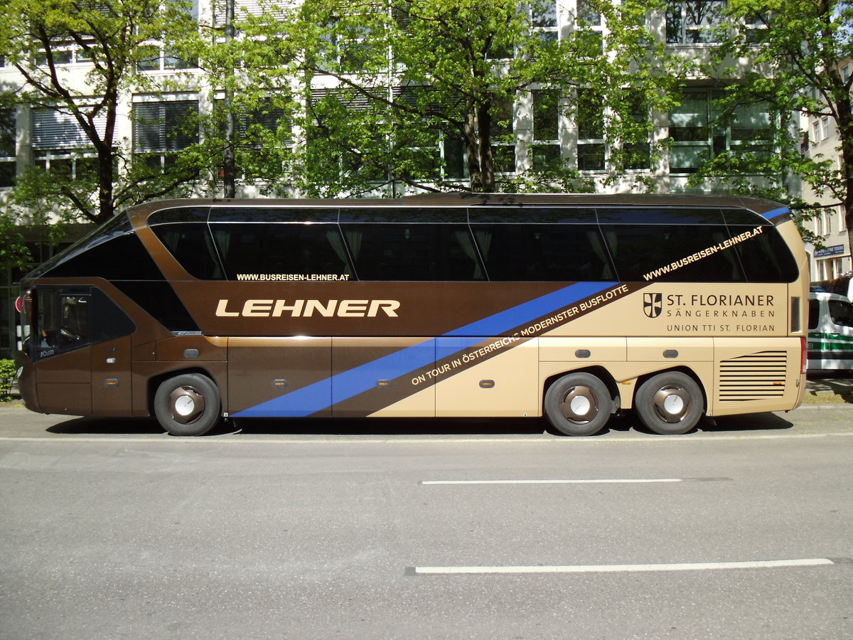 Aus Oesterreich: Lehner, Niederwaldkirchen - Neoplan Starliner am 9. April 2014 in Mnchen (Aufnahme: Martin Beyer)