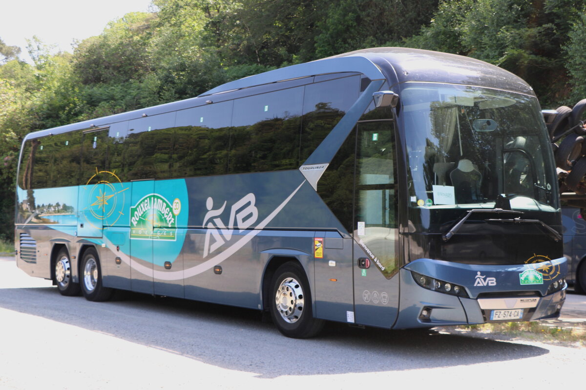 AVB, Noyalo - FZ 574 GA - Neoplan am 30. Mai 2026 in Aven (Aufnahme: Martin Beyer)