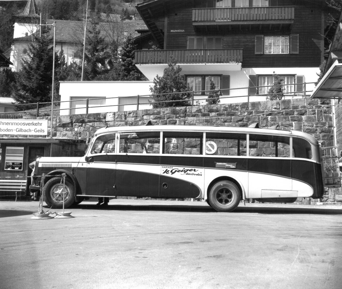 (AZiN 34) - Aus dem Archiv: Geiger, Adelboden - Nr. 8/BE 5999 - Saurer/SAurer (ex P 1997) am 9- April 1974 beim Autobahnhof Adelboden (Wagen 8 im Einsatz als Skibus auf der Linie Adelboden-Gilbach-Geils. . .)