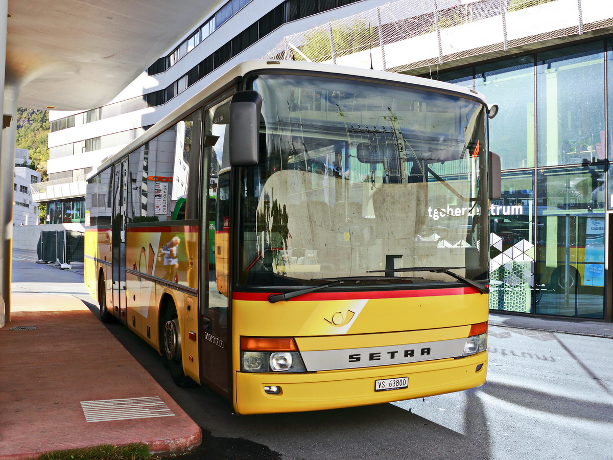 Bahnhof Visp am 16. Oktober 2019 steht ein Setra S 313 UL.