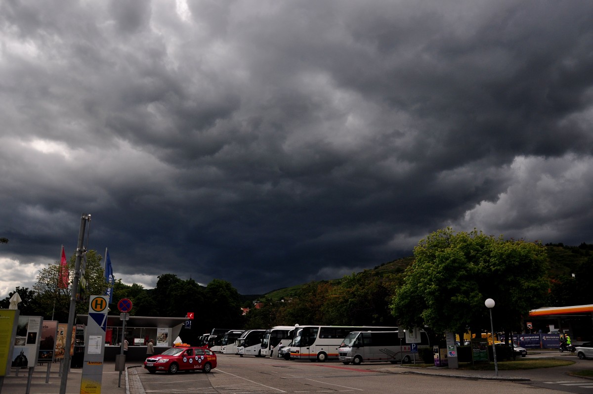 Bedrohliche Gewitterwolken beim Kremser Busparkplatz am 24.Juni 2015,vorne der Mercedes O 818 Teamstar von Frank Reisen aus sterreich.