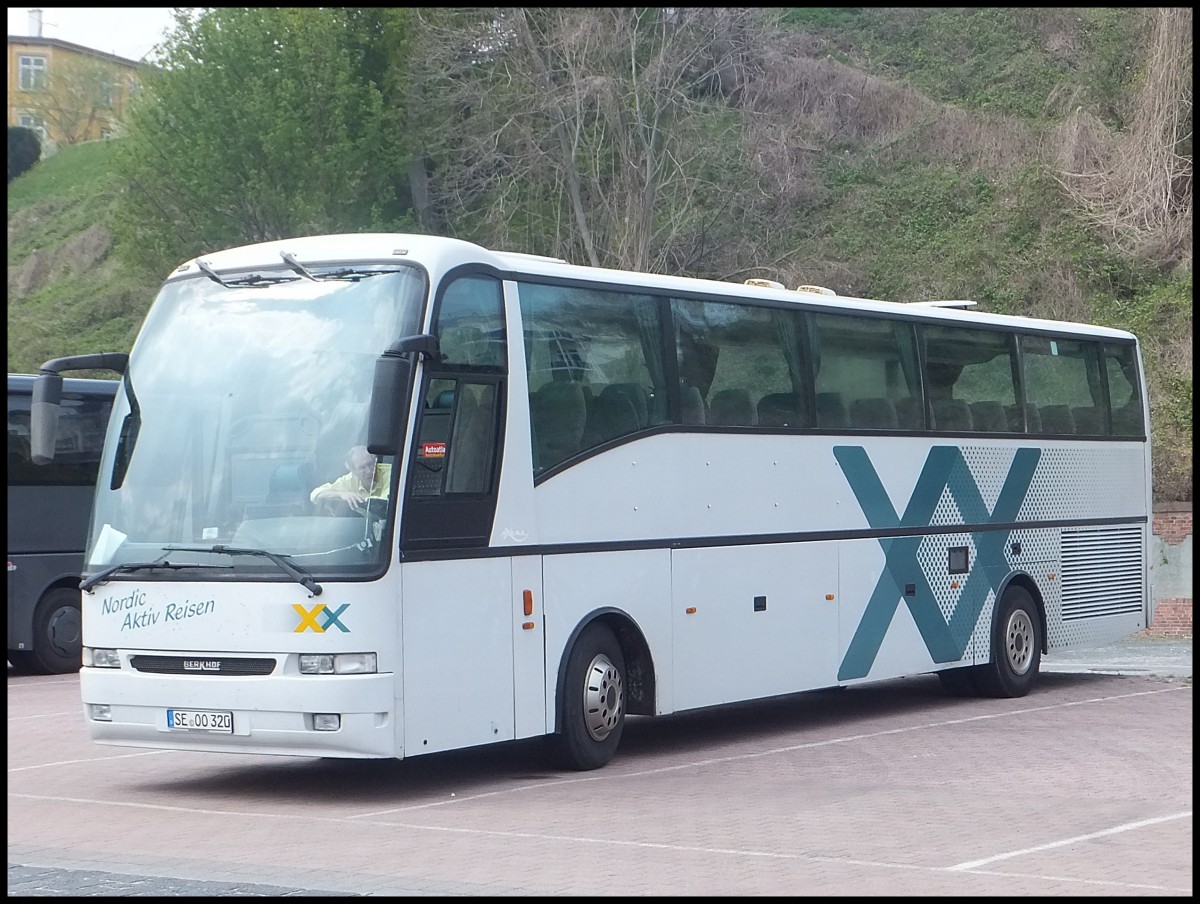 Berkhof Axial von Nordic Aktiv Reisen (ex. Connexxion) aus Deutschland im Stadthafen Sassnitz.