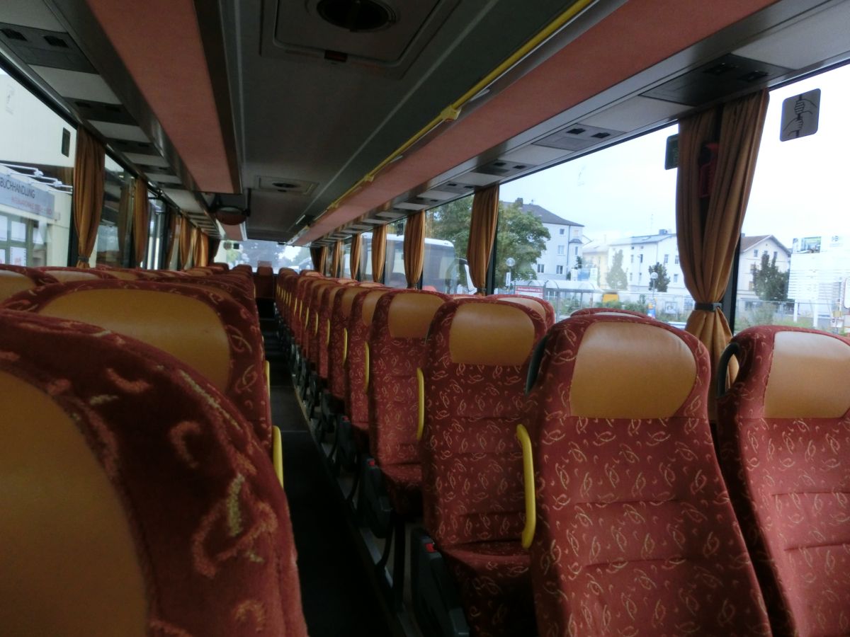 Blick in den Innenraum des Setra S 319 UL-GT von Nagl-Reisen aus Moosen/Vils bei Taufkirchen/Vils. Ausflugsbestuhlung (69 Sitze plus Reiseleitersitz - Modell Tourist) mit Lederkopfteil, Kurbelarmlehne und Sicherheitsgurt sowie Service-Sets mit Lüftungsdüsen, Vorhänge, Reisebus-Innenbeleuchtung und ein ausbaubares Podest gegenüber Tür 2 gehören zur Innenausstattung.