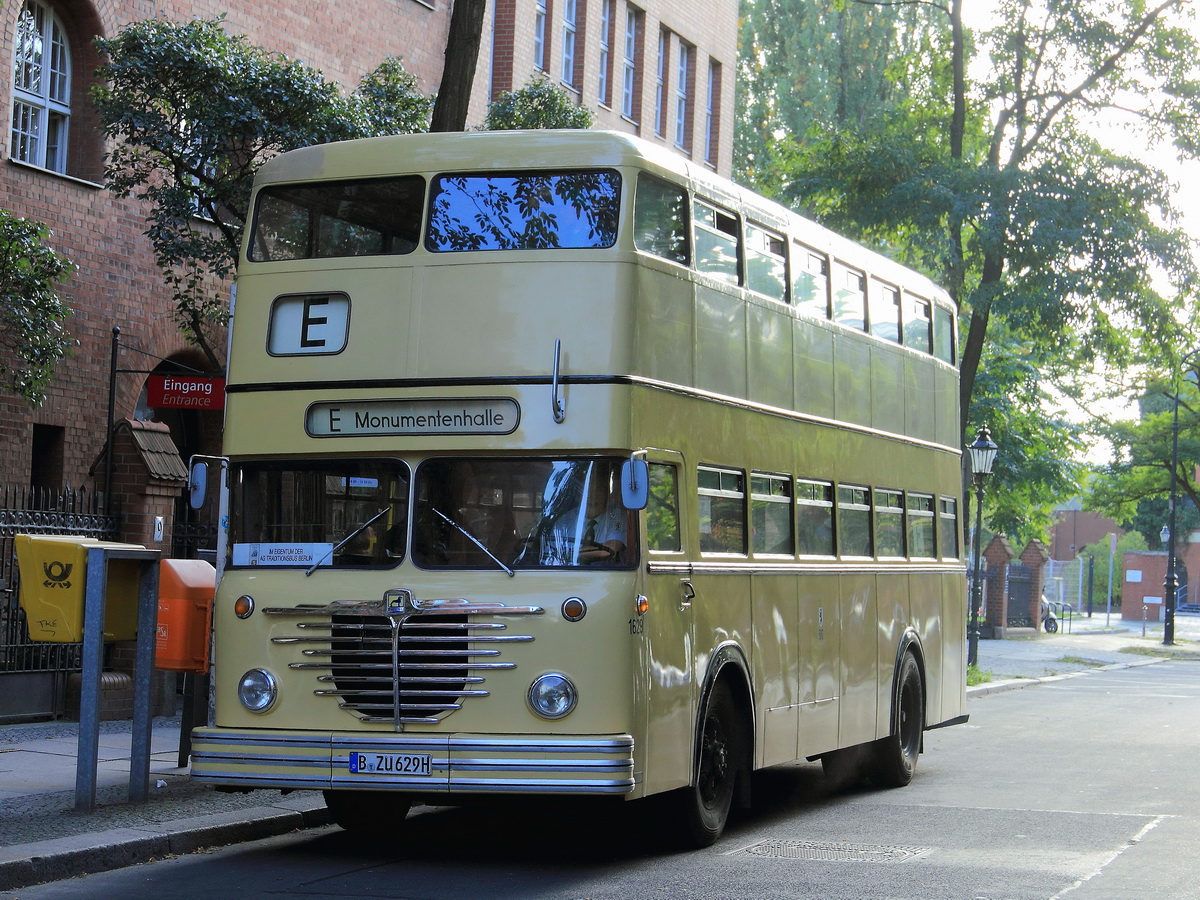  Büssing D2U (Doppeldeckbus mit 2 Achsen und Unterflurmotor) der Traditionsbus GmbH Berlin am 30. September 2012 vor dem Deutschen Technikmuseum in der Trebbiner Straße.