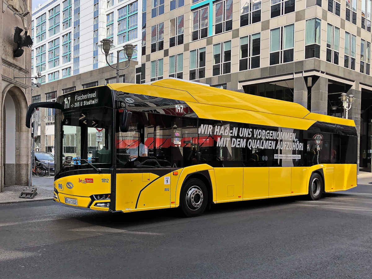 BVG Solaris Urbino 12 electric Wagen '1812', hier in der Friedrichstrasse / Mittelstrasse als Linie 147 in Richtung Fischerinsel in Berlin Mitte im August 2020.