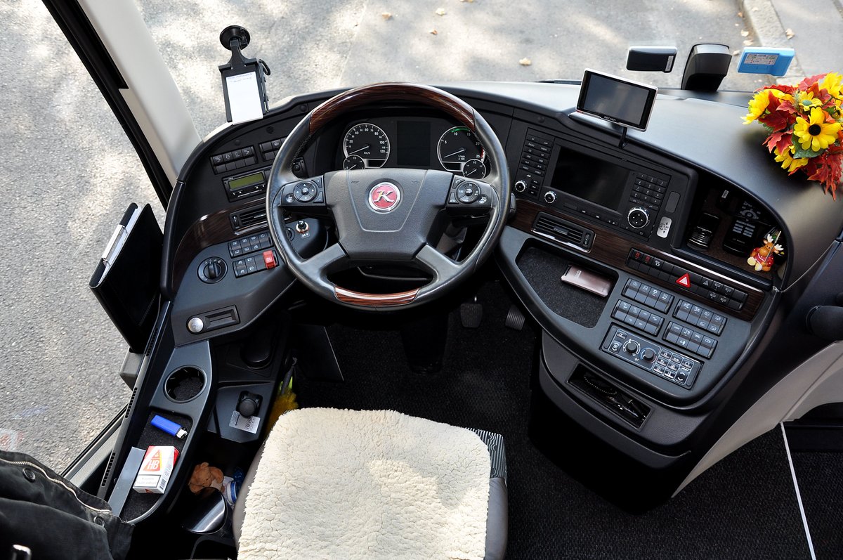 Cockpit des Luxusbusses Setra 515 HD von Burkert Reisen/Reiseteam Erzgebirge aus der BRD in Wien bei der UNO City gesehen.