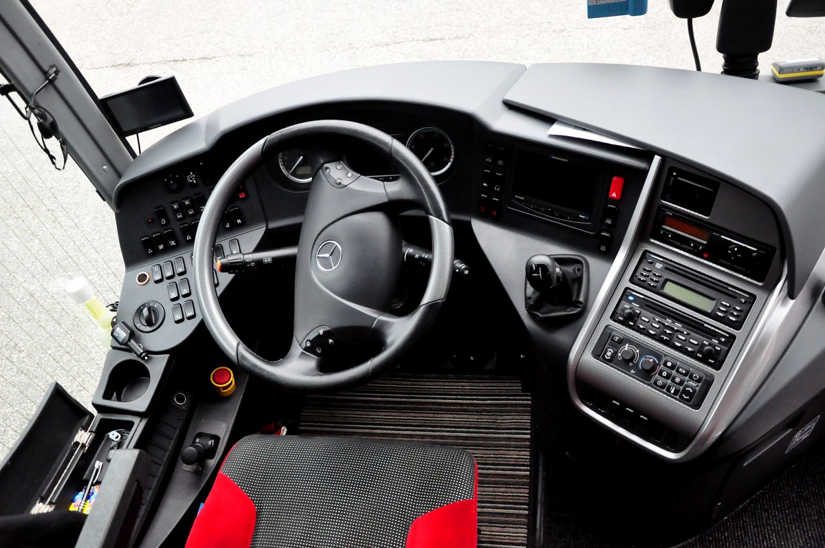 Cockpit im Mercedes Travego von k 6 k Busreisen (FB Mannschaftsbus) aus Niedersterreich im Juni 2015 in Krems.