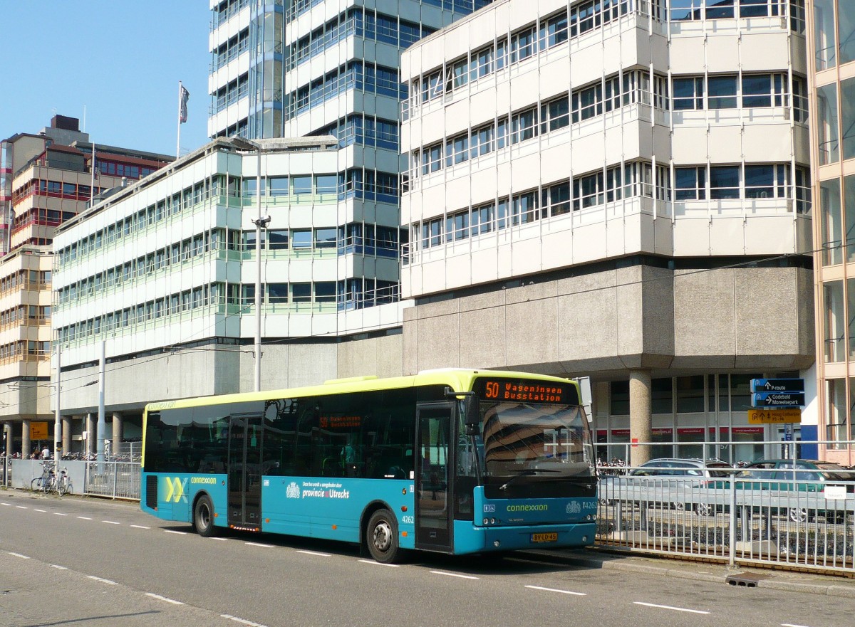 Connexxion Bus 4262 DAF VDL Berkhof Ambassador 200 Baujahr 2008.  Stationsplein  Utrecht 25-07-2012.