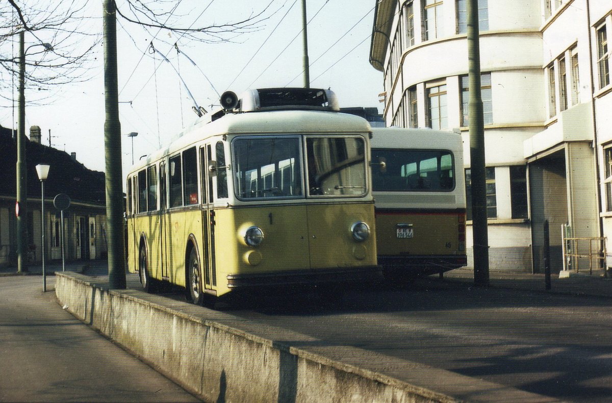 (D 003) - Aus dem Archiv: STI Thun - Nr. 1 - Berna/Gangloff Trolleybus im Jahr 1982 bei der Schifflndte Thun