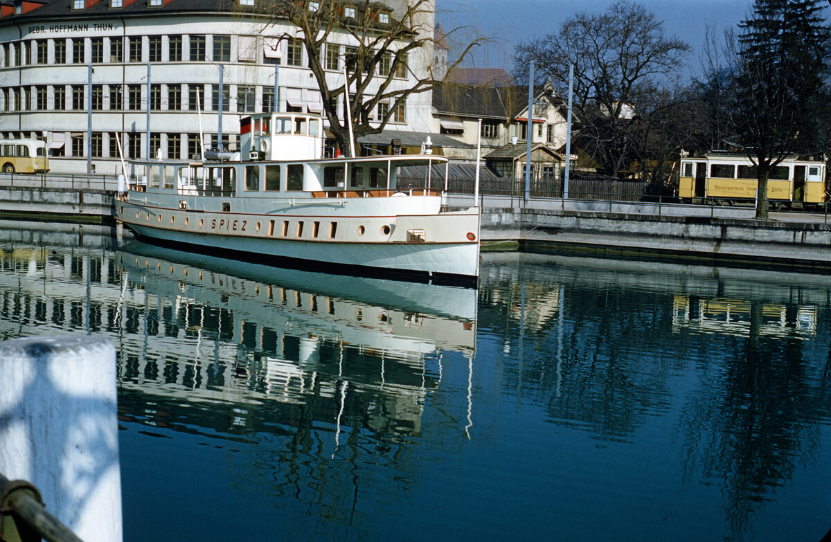 (D 020) - Aus dem Archiv: STI Thun - Moser/R&J Personenanhnger (ganz links) + STI Tram Nr. 1 um 1958 bei der Schifflndte Thun