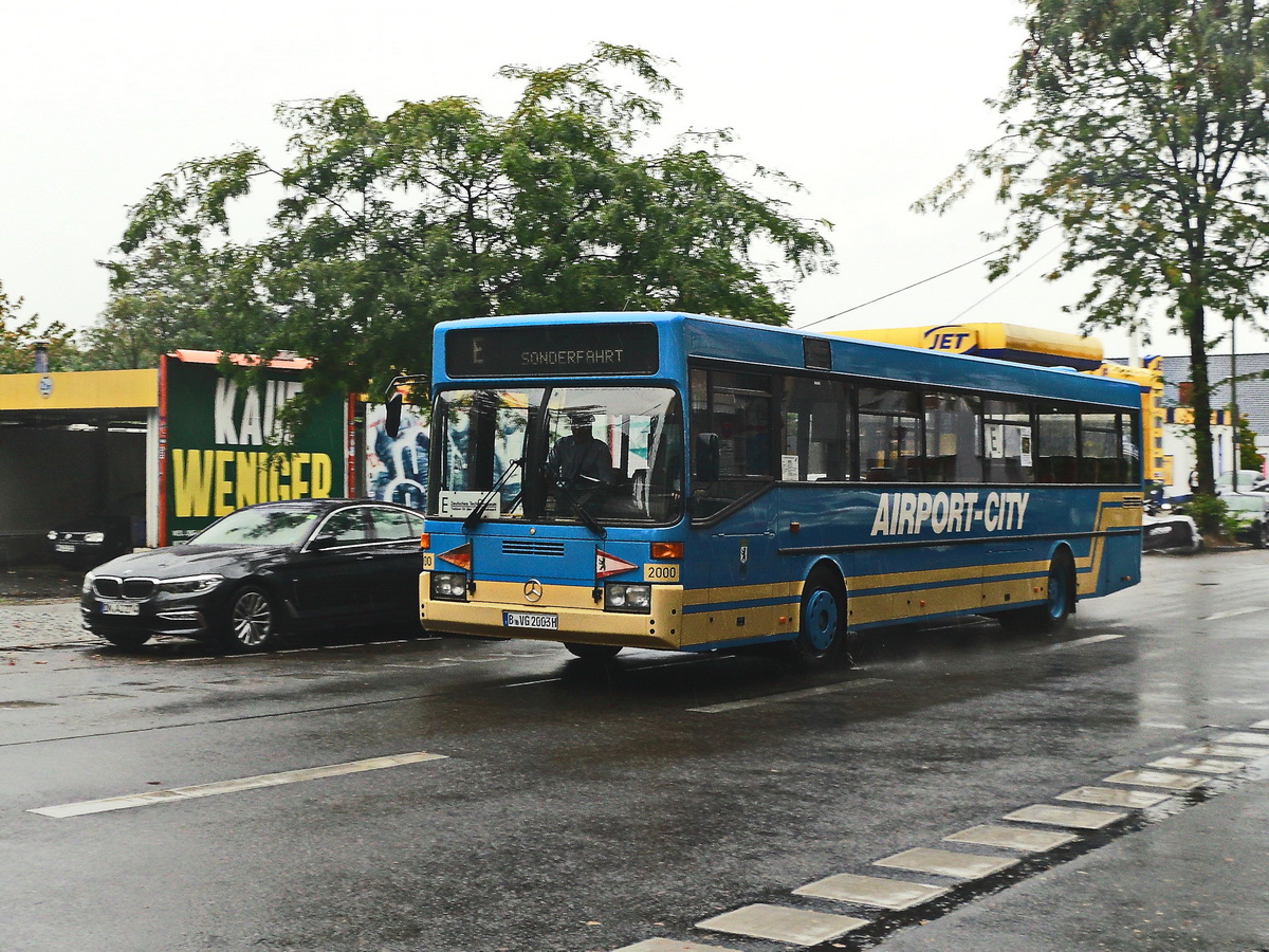 Daimler Benz E (O 405) in der damaligen Lackierung als Zubringer zum Flughafen Tegel am 29. September 2019 in Berlin Kreuzberg.