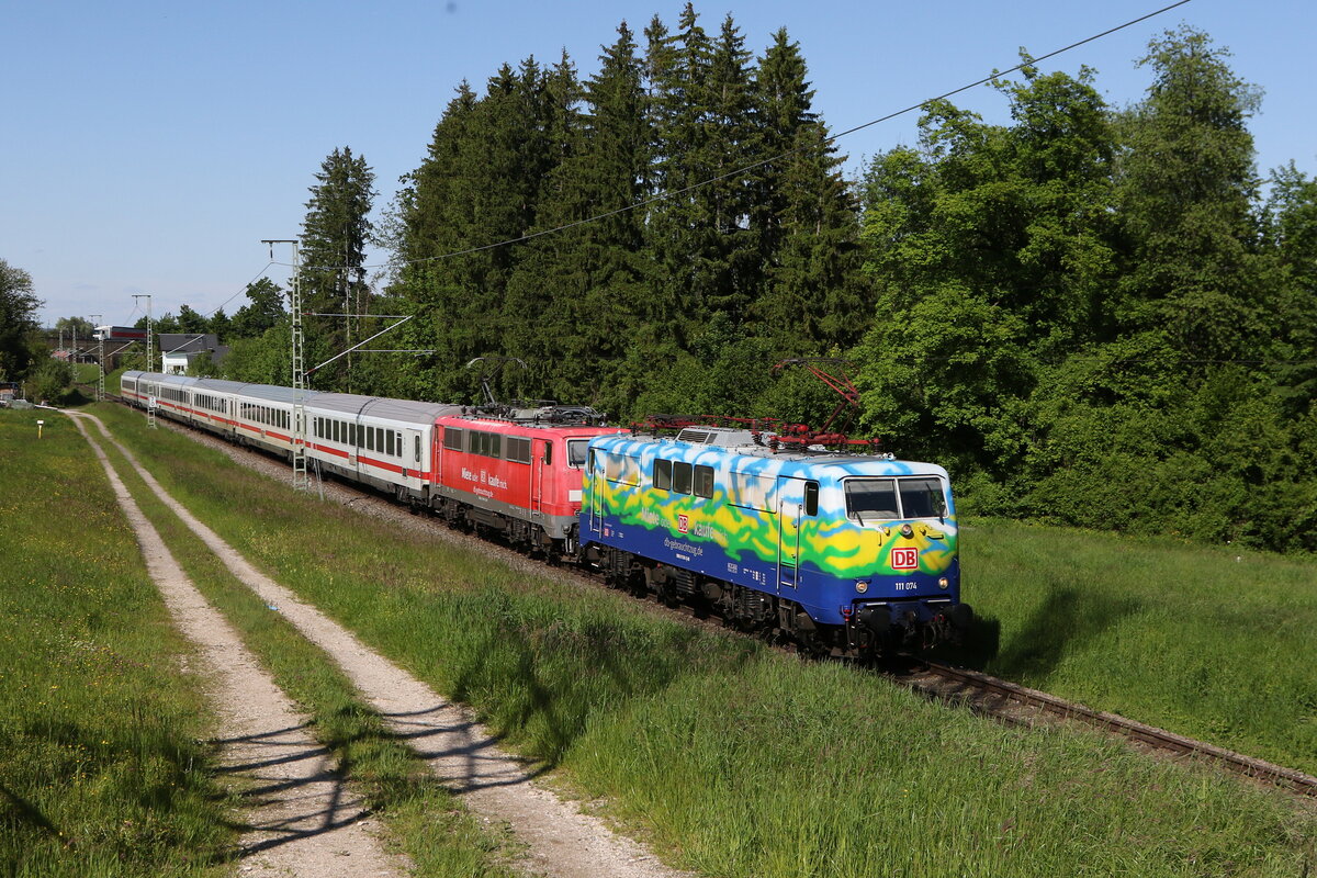 DAS 15.000 BILD zeigt 111 074 und 111 067 mit dem  IC K�nigssee  auf dem Weg nach Berchtesgaden. Aufgenommen am 19. Mai 2025 bei Hammerau.