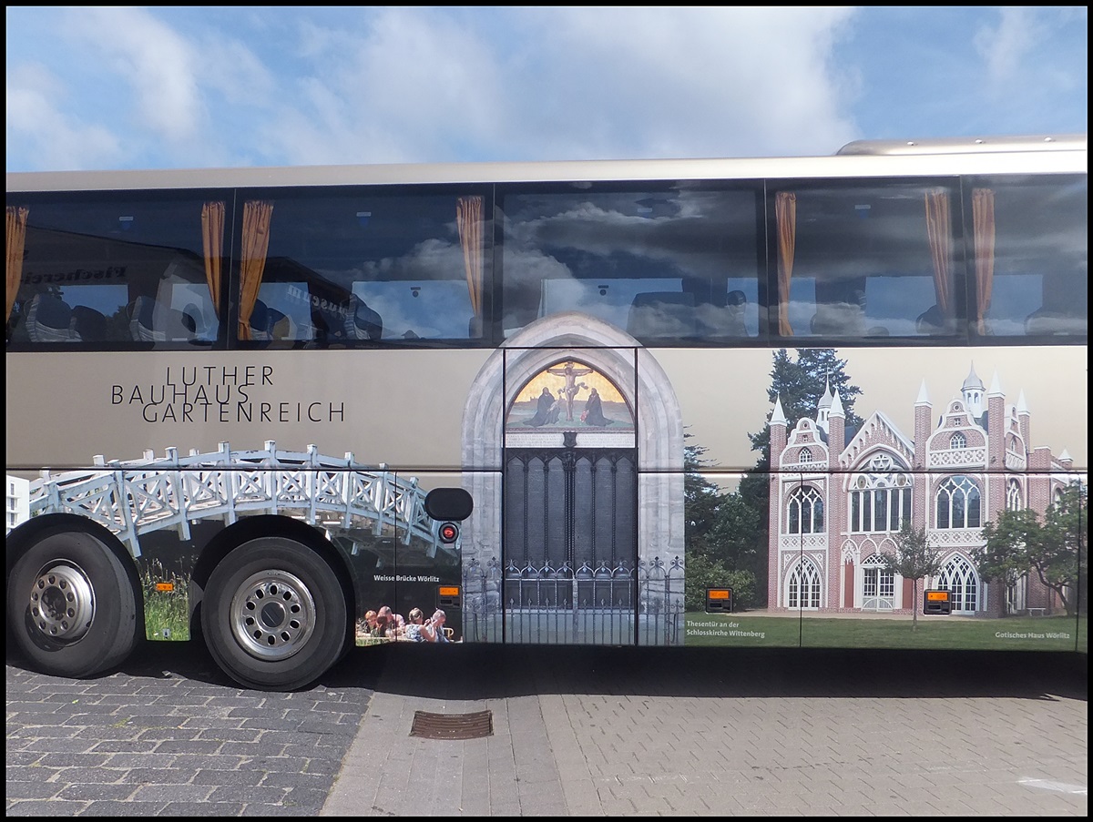 Das  Eingangsportal  des MAN Lion's Coach von Heinrich-Reisen aus Deutschland im Stadthafen Sassnitz.