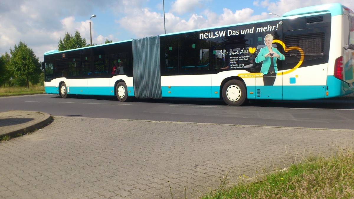 Der Citaro NB SW 592....hier ein bisschen dichter 
mit der eigen Werbung fürs Unternehmen der Stadtwerke aber noch ohne Werbung